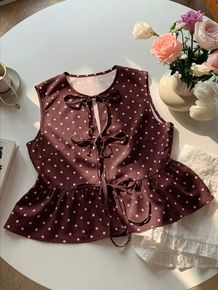 Comfortcana Blusa feminina casual marrom e rosa com estampa de bolinhas, amarração frontal e sem mangas. Blusa elegante e casual marrom com barra franzida. Ideal para férias, ocasiões casuais, estilo Y2K, primavera/verão, Dia dos Namorados, carnaval, praia, festas de aniversário, casamentos e passeios. Blusa de bolinhas, blusa marrom, blusa charmosa, blusa marrom fofa, blusa charmosa para o trabalho. - Castanho - Ver 1