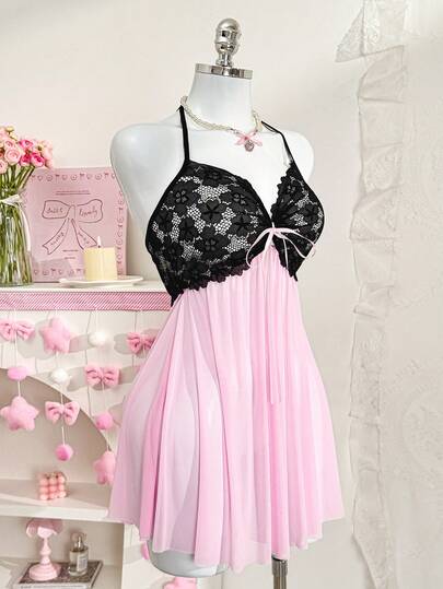 PetitDoll Áo ngủ nữ cổ yếm phối màu đen và hồng, ren và lưới tương phản, điểm nhấn là chiếc nơ xinh xắn, thích hợp mặc ở nhà, dạo phố hoặc hẹn hò.