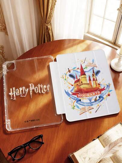 HARRY POTTER X SHEIN 透明亚克力魔法城堡图案翻页式画板保护套，产品不含笔。部分型号在边框内设有内置笔槽。