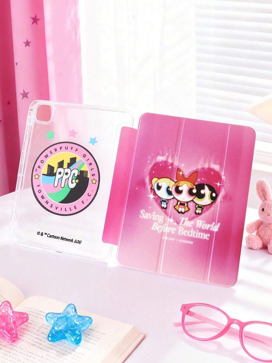THE POWERPUFF GIRLS X SHEIN 透明亚克力材质,图案包含卡通花朵、泡泡、毛茛花、心形图案、英文字母、小星星和渐变粉色背景。翻盖式保护套兼容 iPad Mini 4/ Mini 5/ Mini 6/ Mini 7/Air/Air 2/9.7/10.5/10.2/Air 4/Air 5/10.9/Pro 11/10/2024/Air 11 (M2)/Pro 11 (M4) 2024/Air 11 英寸 (M3) 2025/iPad (A16) 11 英寸第 11 代 2025 款。高透明度保护套。产品不含触控笔。部分型号在边框内设有笔槽。 - 彩色 - 查看 1