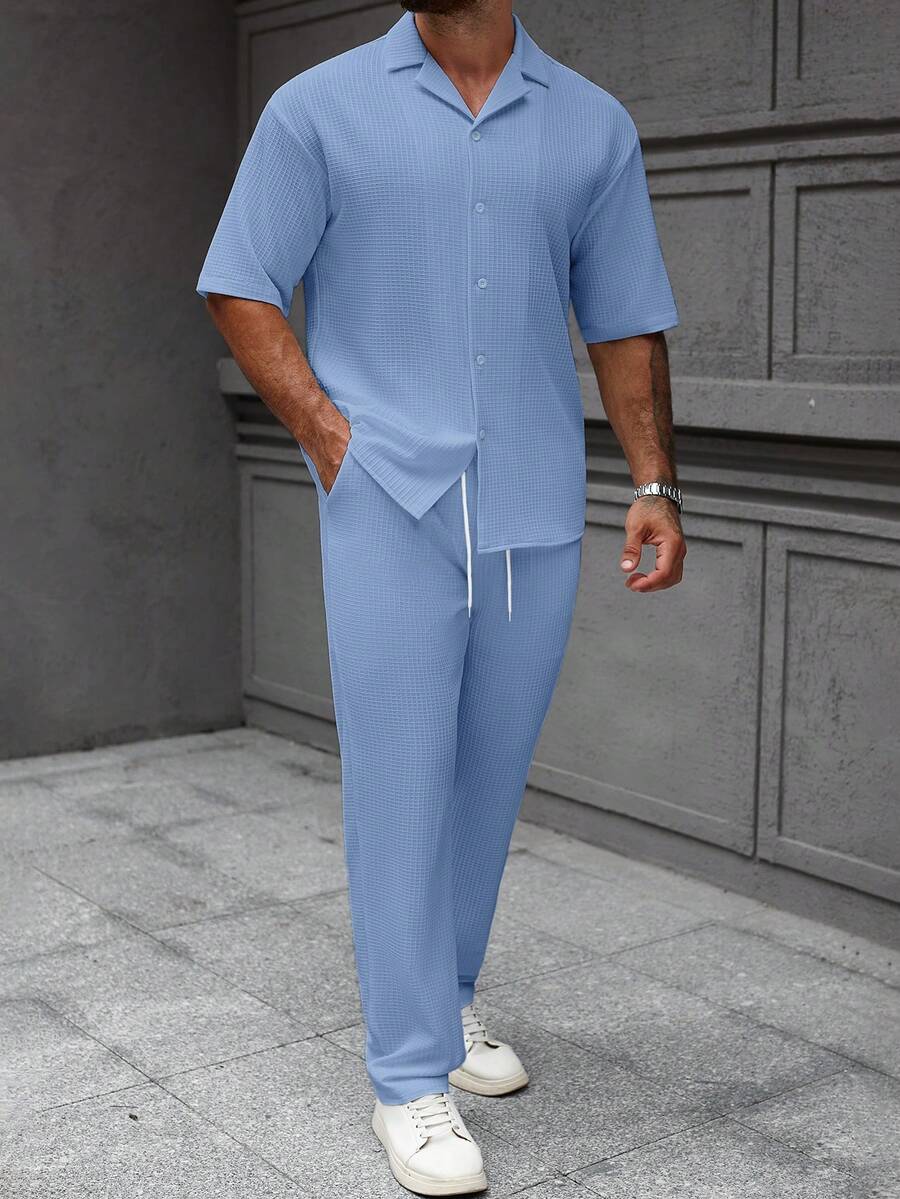 Manfinity Homme Kemeja Lengan Pendek Jacquard Motif Kotak-kotak & Polos untuk Pria + Celana Panjang Pinggang Elastis dengan Tali Serut, Pakaian Musim Panas Penting untuk Pria - Baby Blue - View 1