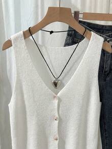 SHEIN Franclia Áo len cổ chữ V kiểu vintage, thích hợp mặc đi làm, phối đồ nhiều lớp. Thiết kế cổ chữ V nổi bật với khuy cài, họa tiết gân dọc, kiểu dáng tối giản nhưng vẫn thu hút ánh nhìn. Chất liệu vải dệt kim cao cấp, mềm mại và thân thiện với da, nhẹ nhàng và không gây khó chịu. Kiểu dáng rộng rãi, thoải mái, phù hợp cho đi làm, hẹn hò và mặc thường ngày. - trắng - Xem 3
