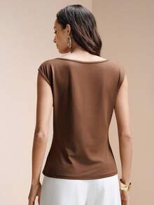 Arave 女士弹力针织修身上衣，褶皱领口，收腰设计，金属扣，不对称下摆，适合日常通勤 - 棕色 - 查看 3