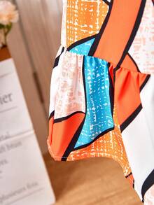 这款少女连衣裙采用活力四射的橙色和清新淡雅的蓝色配色，搭配几何波浪印花，散发着热带风情和俏皮魅力。露背设计饰以同色系超大蝴蝶结，既活泼又不失精致。飘逸的袖子和层叠的裙摆增添了轻盈优雅的气质，同时提升了穿着舒适度，适合日常穿着或参加派对等各种场合，展现孩子活泼开朗的个性魅力。 - 亮橙色 - 查看 5