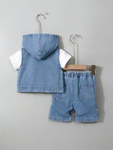 男婴牛仔套装，夏季新品。时尚休闲风。中蓝色水洗牛仔布，连帽背心搭配松紧腰牛仔短裤。轻盈柔软的针织牛仔面料，舒适亲肤。时尚男童必备单品。简约休闲风，适合夏季穿着，日常出行、派对、音乐节、度假等各种场合。男婴牛仔套装新品上市 - 中等水洗藍 - 查看 2