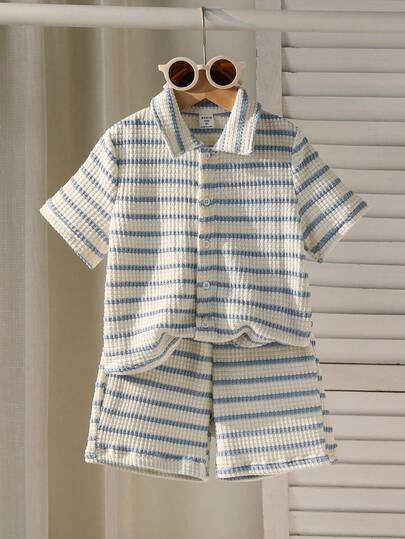 SHEIN Conjunto de camisa de punto con rayas texturizadas y pantalones cortos para niño pequeño, 2 piezas