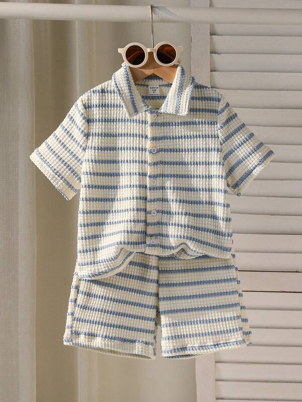 SHEIN Conjunto de camisa de punto con rayas texturizadas y pantalones cortos para niño pequeño, 2 piezas