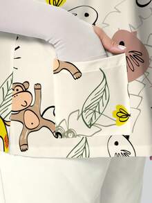 PopScrub 椰子树、猴子、长颈鹿动物和植物卡通印花V领短袖口袋耳带开衩设计加大码护士服上衣，春夏护士工作服，卡通图案浅杏色衬衫 - 彩色 - 查看 4