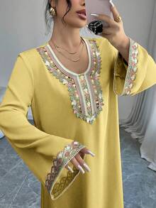 Al Najma 女士优雅阿拉伯风格长袖连衣裙，饰有精美贴花 - 黃色 - 查看 6