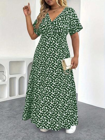 SHEIN LUNE CURVE Plus Size Ditsy Floral, Fashionable Sexy V-Neck Polka Dot Short Sleeve Dress, Bohemian Maxi Dress
