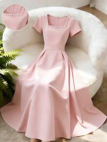 Ellegaria. 女士优雅时尚珍珠装饰方领连衣裙【柔粉色珍珠领腰连衣裙】柔雾粉色缎面面料，散发着温柔气质；领口饰以精致高贵的珍珠，低调而不失优雅；短袖遮掩手臂赘肉，高腰褶裥设计收紧腰身，蓬松裙摆垂坠顺滑无褶皱，行走轻盈飘逸。搭配平底鞋，打造优雅日常约会造型，也适合轻松的社交场合，尤其适合黄调肤色。适合派对、度假、节日穿着。粉色优雅连衣裙 优雅中长连衣裙 下午茶连衣裙 经典连衣裙 优雅春季连衣裙 女士吸睛连衣裙 惊艳连衣裙 职场穿搭 女士优雅套装 女士连衣裙 正式礼服 常规尺码女士连衣裙 女士正式经典连衣裙 高品质连衣裙 - 黑與白 - 查看 2