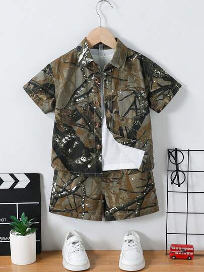 两件套男童休闲牛仔套装，夏季新款，简约运动学院风，迷彩复古配色，度假新品。衬衫：翻领单排扣设计，左胸口袋，活泼童趣。短裤：同款牛仔面料，宽松舒适，松紧腰带方便穿脱。直筒宽松版型，柔软棉质牛仔面料，适合夏季度假、户外活动、派对、音乐节等多种场合，时尚简约的男童牛仔套装。