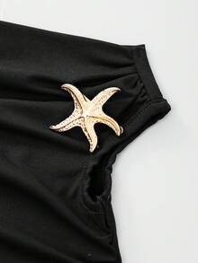 SHEIN Đầm dài màu đen ôm sát cổ bất đối xứng cho bé gái tuổi teen, chất liệu co giãn và mềm mại, thiết kế xếp ly cổ bất đối xứng với họa tiết sao biển vàng, chất liệu mềm mại phù hợp cho nhiều mùa, kiểu dáng xếp ly, trang trí thanh lịch phù hợp cho các dịp bán trang trọng/xã hội, duyên dáng, không bó sát và dễ phối đồ, tạo nên vẻ ngoài dịu dàng và trẻ trung. - màu đen - Xem 4