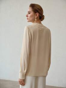 MOTF PREMIUM 女士优雅蕾丝边长袖衬衫 - 杏色 - 查看 4