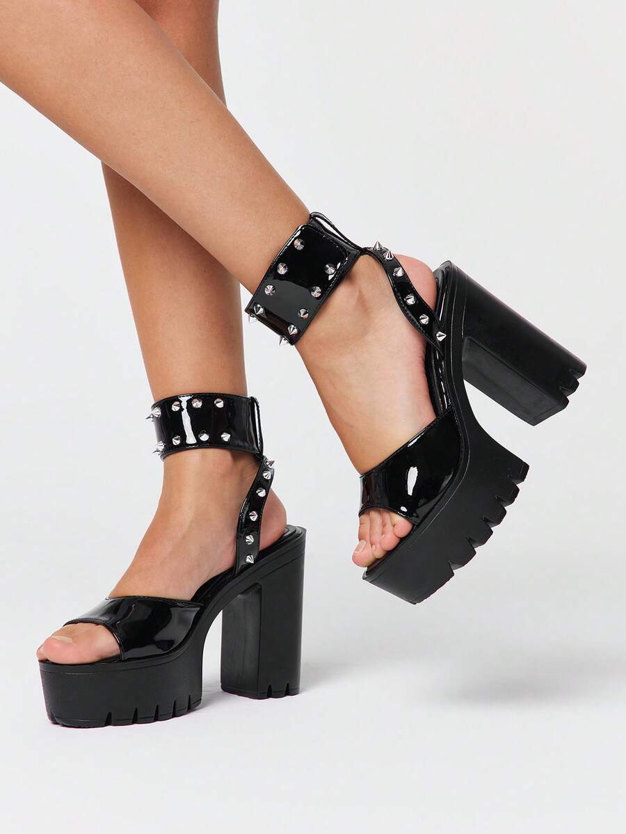 ROMWE Grunge Punk Giày sandal cao gót hở mũi thời trang và thoải mái dành cho nữ, kiểu punk gothic với quai đeo đính đinh tán hình chữ thập, đế dày chống thấm nước, gót chunky, thích hợp cho các bữa tiệc đêm/lễ hội mùa xuân/hè. - màu đen - Xem 1