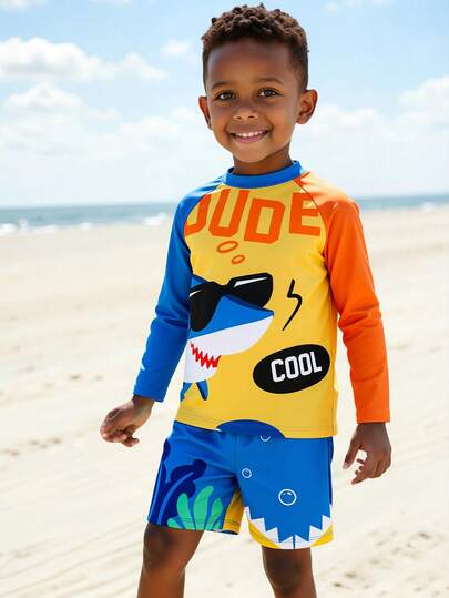 SHEIN Bubblio Bộ đồ bơi thể thao thường ngày 2 mảnh dành cho bé trai, với họa tiết kiểu dáng lễ hội, áo bơi bó sát và quần bơi có thể điều chỉnh, quần áo trẻ em, thích hợp cho bơi lội ngoài trời, chơi biển, đi nghỉ mát, thích hợp cho các mùa xuân, hè, thu, đông.