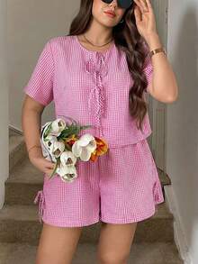 SHEIN LUNE 大码女式格子印花返校套装，女式前系带衬衫商务休闲套装，适合曲线身材，搭配短裤，适合返校节，两件套，秋季女装，复古风格女装，母亲节节日套装，节日两件套，沙滩两件套，度假套装，夏季两件套，夏季女装，度假套装，休闲女装，野餐套装，每日穿搭 - 粉色 - 查看 6