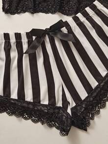 Elorette Ensemble de lingerie comprenant un soutien-gorge en dentelle fleurie et un short rayé - Noir et Blanc - Voir 5