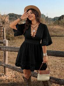 Ceyna Vestido ajustado de verano de manga corta, cuello en V, encaje calado y cintura acampanada, para mujer de talla grande, estilo minimalista y casual para viajes - Negro - Ver 5