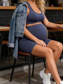 SHEIN 2 piezas Conjunto deportivo de maternidad con top de camiseta de punto de unicolor y parche elástico, y shorts - Neblina azul - Ver 1