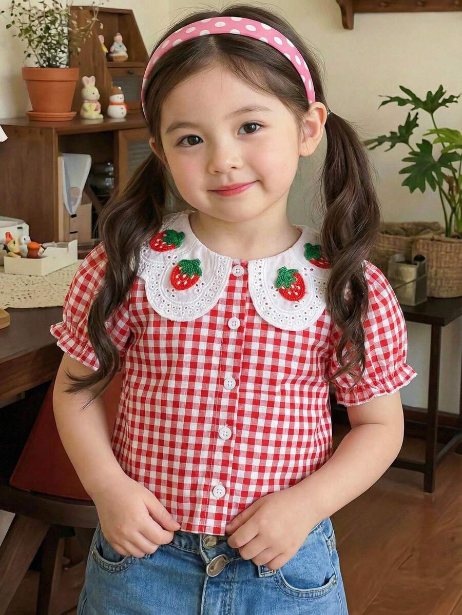 2026春夏新款女童时尚红色格纹荷叶边短袖白衬衫，领口饰有精致刺绣 - 紅色 - 查看 1