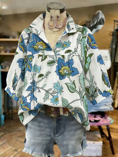 Voyazaga 大码女装春夏休闲风，简约百搭，清新时尚。随机蓝白碎花印花，泡泡袖立领，胸前褶裥设计，宽松版型，是春夏穿着的理想之选。