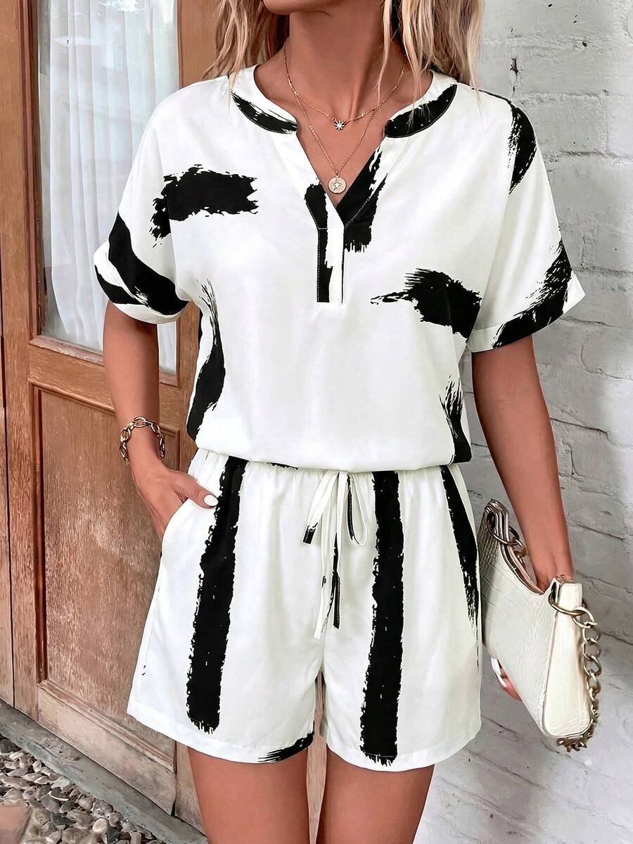 EMERY ROSE Conjunto de 2 piezas con top de manga corta con cuello en pico y estampado total y shorts con bolsillos en diagonal para mujer - Blanco y Negro - Ver 1