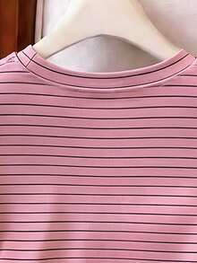 GlowEve CURVE Áo thun nữ cỡ lớn kẻ sọc cổ tròn tay ngắn vạt bất đối xứng kiểu dáng thường ngày - Màu Hồng  Dưa hấu - Xem 3