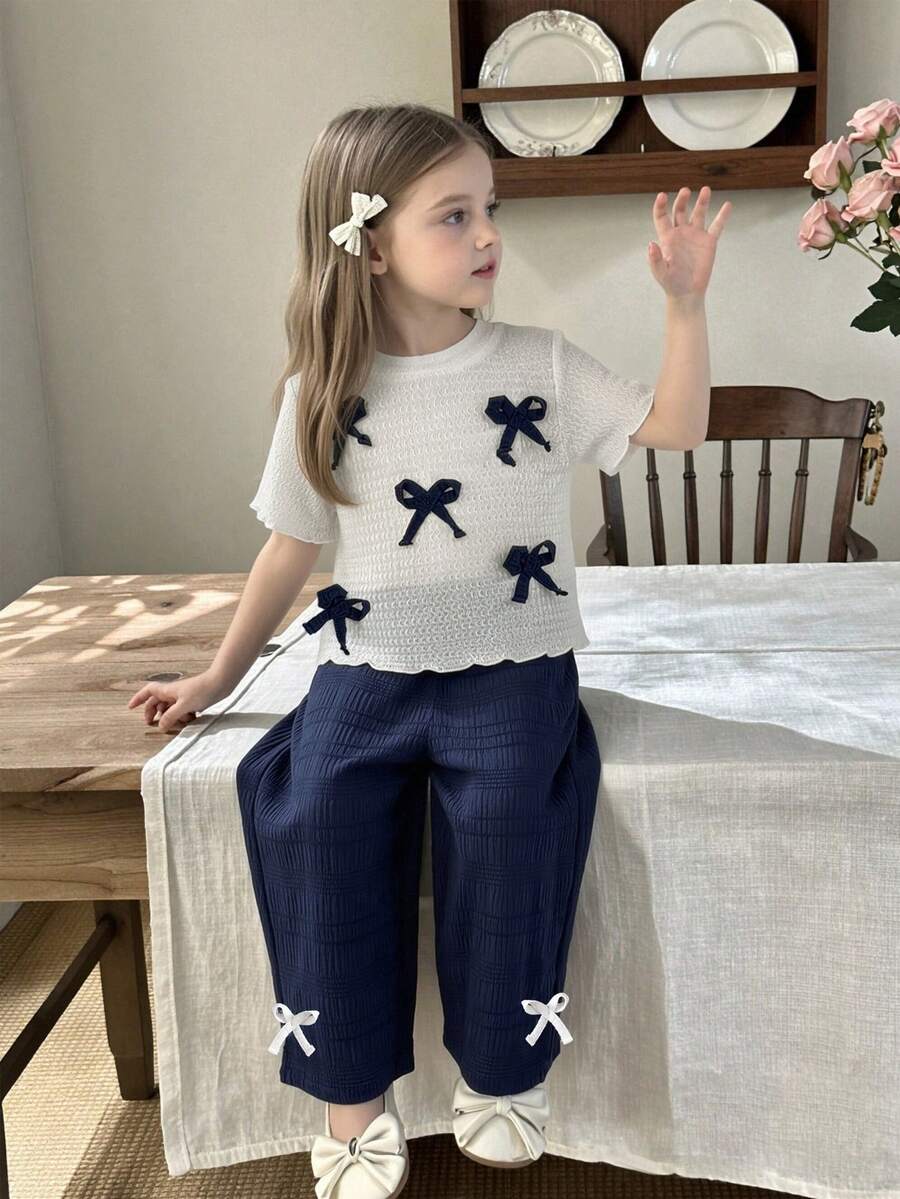 SHEIN Genkimix Kids 2件套女童（小号）纹理面料T恤，带3D蝴蝶结装饰，搭配休闲裤，适合户外休闲穿着 - 藍色 - 查看 1