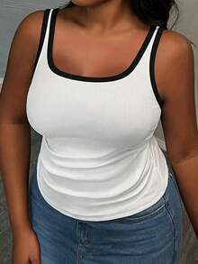 Slaydiva 休闲基本款黑白撞色U领窄罗纹女式加大码常规背心，白色，无袖，罗纹纹理，侧褶细节。 - 黑與白 - 查看 3