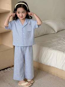Dazy Kids Bộ 2 món cho bé gái (size nhỏ): Áo thun tay ngắn cổ tròn in họa tiết toàn thân + Quần in họa tiết toàn thân, thích hợp mặc nhà mùa hè. - Màu xanh nhạt - Xem 1