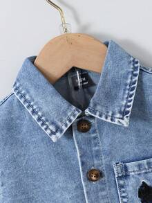 SHEIN Playful Pals 男婴牛仔两件套，夏季假日新品，复古中蓝色，休闲舒适可爱风格，经典翻领+全扣单排扣设计，方便穿脱；短袖+宽松直筒版型，左胸弧形口袋，实用百搭；左胸领口饰有骑士主题刺绣，尽显童趣可爱，宽松直筒短裤 - 淺色水洗藍 - 查看 8
