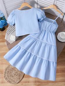 SHEIN 2 st/set elegant semesteroutfit för flickor, enfärgad texturerad puffärmskjorta och linneklänning, kontrasterande blommönster, lämplig för vår-/sommarresor och strandkläder - Babyblå - Visa 2