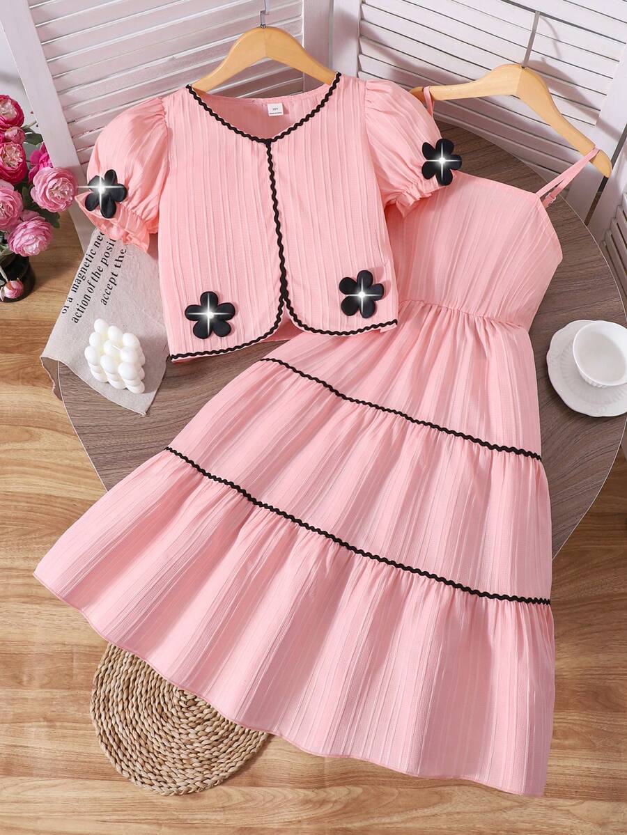SHEIN 两件套女童优雅度假风套装,纯色纹理泡泡袖衬衫和吊带裙套装,撞色花卉滚边设计,适合春夏旅行和海滩穿着 - 珊瑚粉 - 查看 1