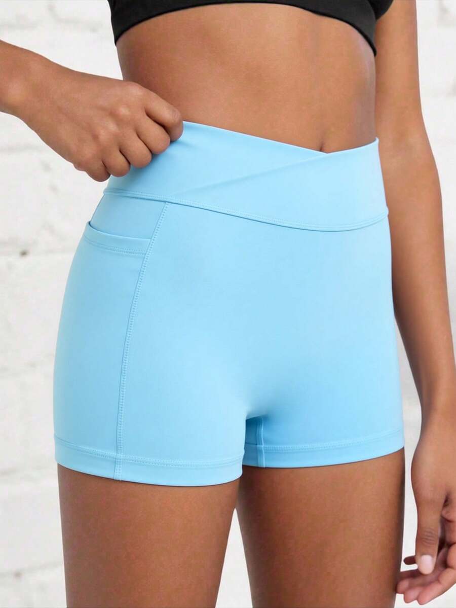 Quần short nữ màu trơn dáng casual dành cho bé gái tuổi teen, thiết kế cạp chéo và có túi, được làm từ chất liệu co giãn 4 chiều giúp tôn dáng và thoải mái vận động, hoàn hảo cho đạp xe, chạy bộ, tập gym và mặc hàng ngày năng động. - Màu xanh lam - Xem 1