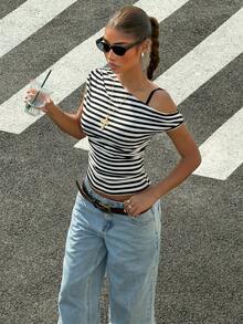 Muchica 黑白条纹针织单肩上衣，女士单肩T恤，流行穿搭，女士夏季上衣，夏季穿搭，夏季上衣 - 黑與白 - 查看 5