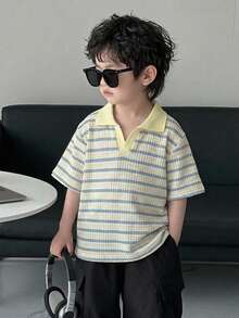 SHEIN Streecool Kids 这款男童休闲学院风华夫格条纹V领短袖POLO衫，适合4-7岁男孩春夏穿着。这款阳光男孩POLO衫既适合上学，也适合居家穿着。无论上学还是在家，男孩们都可以穿着这件休闲、舒适又时尚的POLO衫。这款上衣百搭，适合男孩们的日常生活和聚会场合。让男孩们保持时尚舒适，充满活力，无论是在与家人共度时光还是其他场合！ - 藍白色 - 查看 6