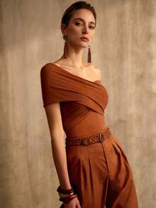 MOTF PREMIUM CAMISETA CORTA AJUSTADA CON HOMBROS ASIMÉTRICOS Y CRUZADOS, Y DRAPEADO - Marrón - Ver 6