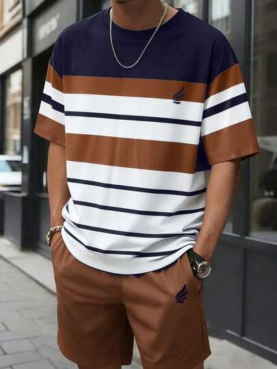 SHEIN Bộ 2 món dành cho bé trai tuổi teen, gồm áo thun ngắn tay in sọc và quần short thể thao đơn giản, thoáng khí, phù hợp cho nhiều mùa.