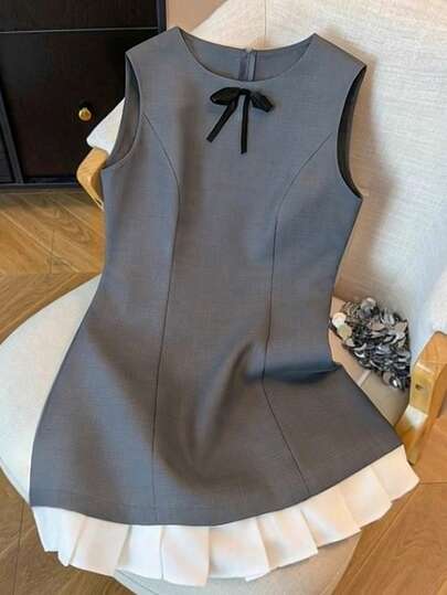 SHEIN PETITE Đầm nữ màu xám trơn phối trắng, cổ tròn, không tay, dáng chữ A, xếp ly, thanh lịch cao cấp, thích hợp làm quà sinh nhật, hẹn hò, dự tiệc, dịp trang trọng, họp mặt, trang phục công sở, đồng phục giáo viên, đồng phục học sinh, quý cô dịu dàng. Điểm nhấn là nơ 3D bằng ruy băng đen, thích hợp cho Ngày Valentine, lễ hội, Lễ Phục Sinh, Ngày Lao động, du lịch, chụp ảnh đường phố, xu hướng thời trang xuân hè mới, thiết kế độc đáo, đầm ngắn không tay cổ tròn xếp ly đa năng.