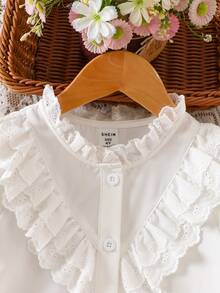 SHEIN Elladie kids 女童春夏白色鏤空蕾絲飾邊上衣，可愛泡泡袖前開扣梭織襯衫，休閒校園夏季款 - 白色 - 查看 3