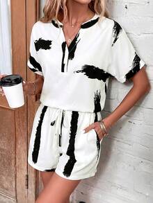 EMERY ROSE Conjunto de 2 piezas con top de manga corta con cuello en pico y estampado total y shorts con bolsillos en diagonal para mujer - Blanco y Negro - Ver 3