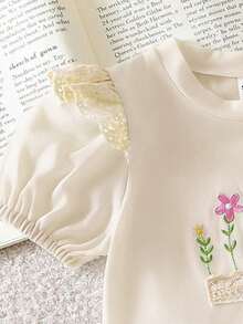 SHEIN Playful Pals Bộ 2 món đồ cho bé gái mùa hè, gồm áo thun cổ tròn tay ngắn dễ thương thêu hoa và quần short cùng họa tiết, tổng thể đáng yêu và đa năng, thoải mái cho các hoạt động ngoài trời. - Màu be - Xem 3