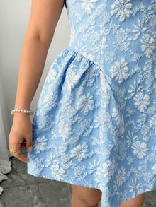 SHEIN PETITE CURVE 大码女士优雅收腰A字连衣裙，花卉提花面料，法式方领，适合日常穿着、约会、旅行、拍照等场合。 - 藍色 - 查看 6