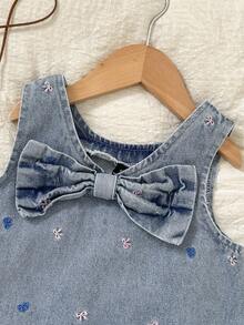 SHEIN Playful Pals 女童可爱蝴蝶结刺绣牛仔连衣裙，春夏轻薄水洗中蓝色牛仔布，甜美可爱休闲度假时尚设计，个性百搭基础款简约可爱蝴蝶结刺绣无袖立体蝴蝶结装饰无袖牛仔无弹力连衣裙，柔软舒适的棉质牛仔无弹力面料，适合日常外出、聚会、上学通勤，2025春秋新款 - 中等水洗藍 - 查看 4