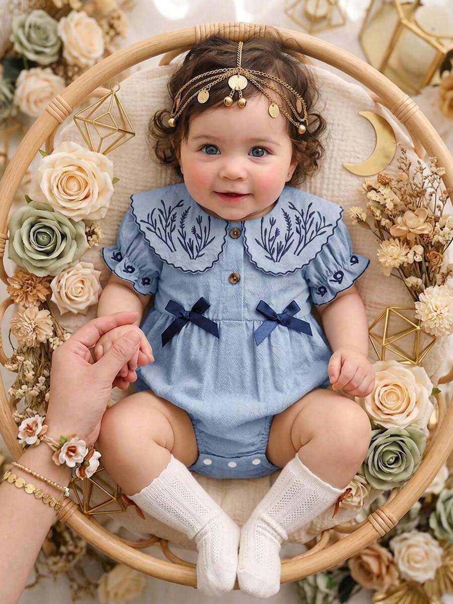 SHEIN Salopă albă cu mânecă scurtă pentru bebeluși, guler și manșete brodate, decorațiuni cu funde, ținută drăguță de vară, casual - Albastru - Vizualizare 1