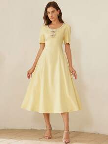 Aveloria Rosie 奶油黄色圆领珍珠蝴蝶结装饰A字腰公主袖短款连衣裙，法式复古优雅精致约会派对通勤浪漫百搭 - 米色 - 查看 4