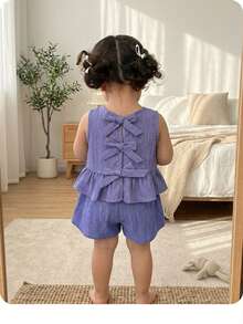 SHEIN Bộ đồ đôi cho bé gái màu tím nhạt dễ thương, có nơ trang trí, kiểu dáng thoải mái, thích hợp cho kỳ nghỉ, gồm áo hai dây và quần short, màu xanh tím nhạt, kiểu dáng hở lưng, thích hợp cho trẻ em. - Màu tím - Xem 10