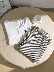 Conjunto de camiseta de manga corta blanca con cuello redondo bordada y pantalones de pierna ancha con estampado de rayas para adolescentes - Blanco y Negro - Ver 3