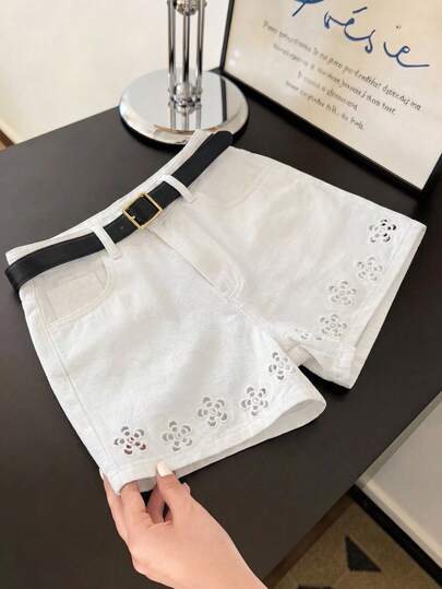 SHEIN Quần short denim trắng ôm sát, họa tiết hoa khoét rỗng, dành cho nữ tuổi teen.